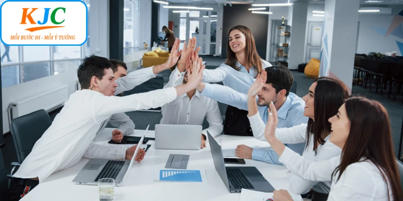 Tại KJC, Nhân Viên Công Ty Có Được Ra Vào Tự Do Không? 